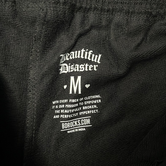 ☠️🖤Beautiful Disaster Shorts NEW Medium BNWT DC Midi shorts dram catcher - Picture 6 of 8